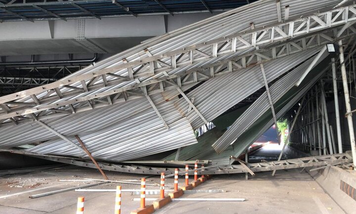 Tài xế xe tải tông sập mái che hầm Thủ Thiêm, giao thông tê liệt