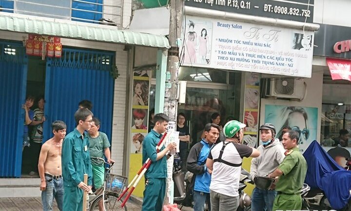 Nam thanh niên nghi cướp giật, cầm hung khí cố thủ trong tiệm game