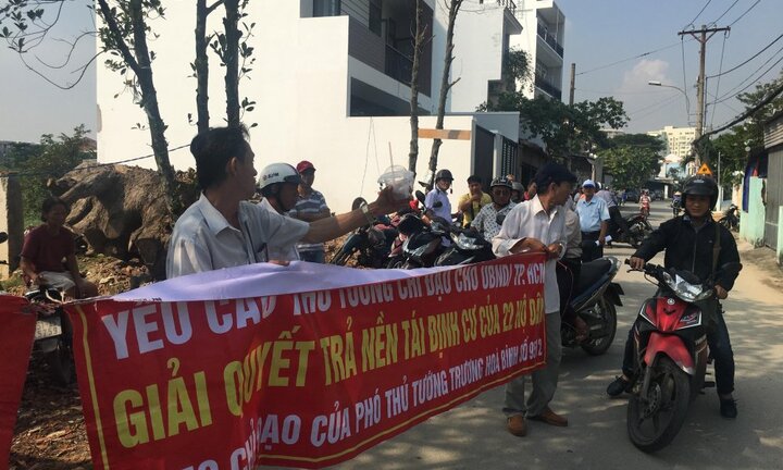 Dân Thủ Thiêm căng băng rôn yêu cầu xử lý dứt điểm sai phạm, đền bù thỏa đáng