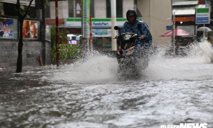 Khu nhà giàu ở TP.HCM chìm trong biển nước sau cơn mưa lớn