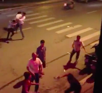 Nhóm thanh niên bắt người trái phép trong quán nhậu ở TP.HCM