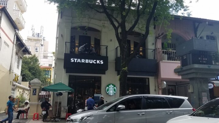 Truy tìm kẻ trộm laptop tại cửa hàng Starbucks ở TP.HCM