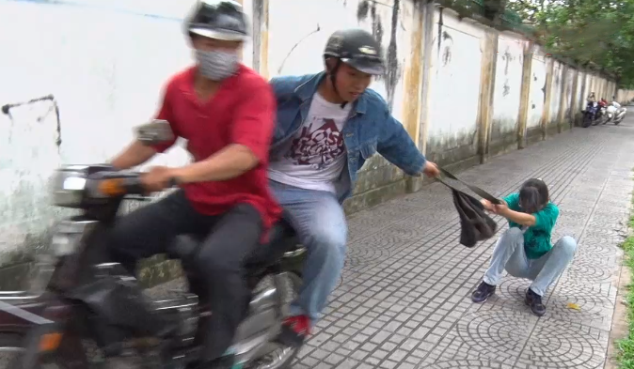 Hai cô gái bị cướp giật túi xách ở cầu Thủ Thiêm, một người chết thương tâm