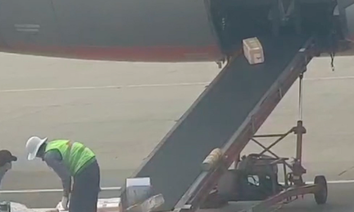 Nhân viên Jetstar Pacific quăng hàng hóa khách ở sân bay Tân Sơn Nhất