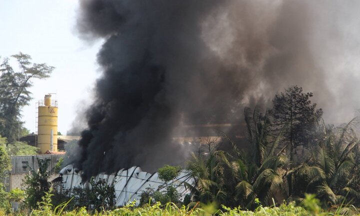 Lửa thiêu rụi xưởng mút xốp ở Bình Dương