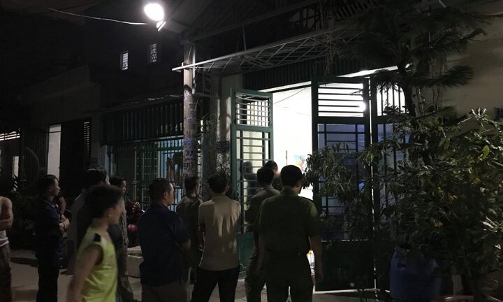 Con gái ngã quỵ khi phát hiện cha treo cổ sau nhà