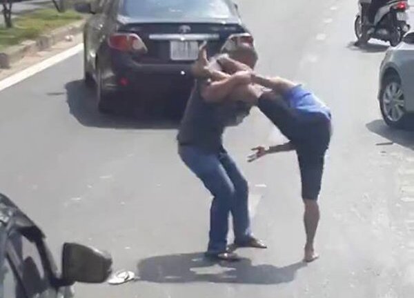 Va chạm giao thông, một người bị đâm chết ở TP.HCM