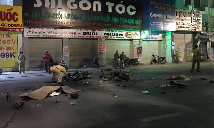 Hai xe máy đối đầu trong đêm ở TP.HCM: 3 người thương vong