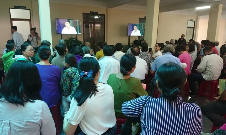 Dân Thủ Thiêm được theo dõi qua màn hình buổi tiếp xúc với Chủ tịch Nguyễn Thành Phong