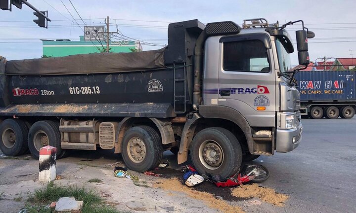 Xe máy dẹp lép sau va chạm với xe ben, một phụ nữ cán nát hai chân