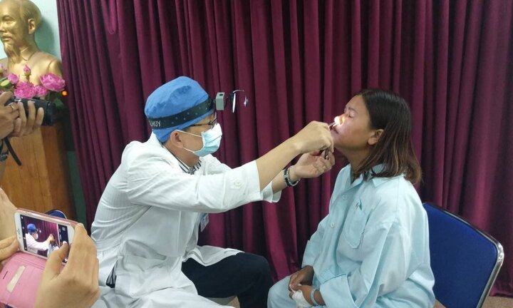 Viên đạn xuyên vào mắt người phụ nữ ở Lâm Đồng