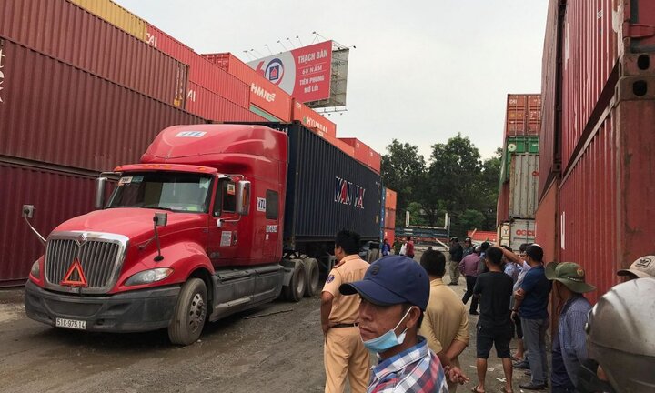 Tài xế container lùi xe, cán chết nhân viên cảng ở TP.HCM