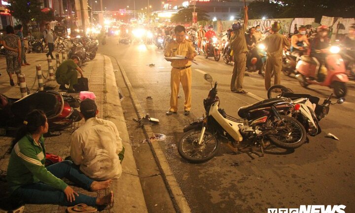 Hiện trường ô tô ‘điên’ tông 4 xe máy, nhiều người thương vong ở TP.HCM