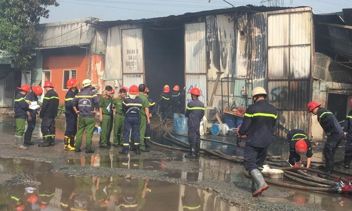 Ảnh: Kho hàng ở TP.HCM cháy dữ dội, gần 100 cảnh sát căng mình dập lửa