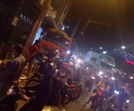 Xe tải hỏng phanh ngay trước dòng người dừng đèn đỏ, tài xế đánh lái tông nhiều bảng hiệu