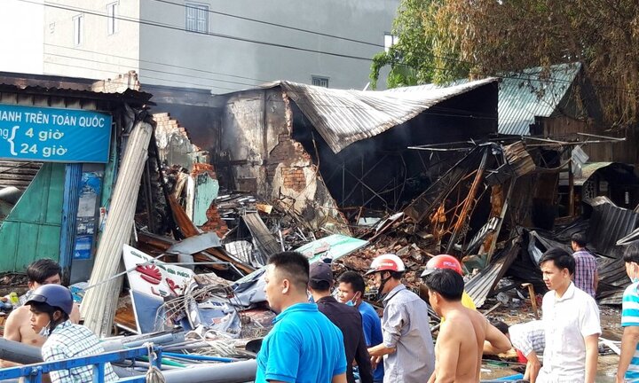 Cháy cửa hàng điện nước ở Bình Dương, người đàn ông chết thảm