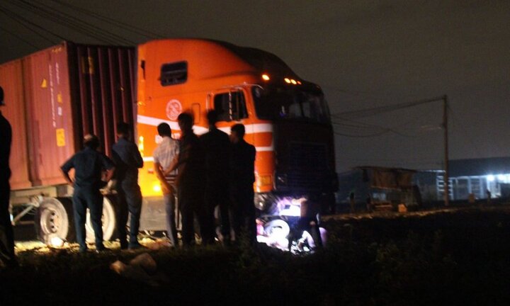 Xe máy va chạm với container ở Bình Dương, 4 người thương vong