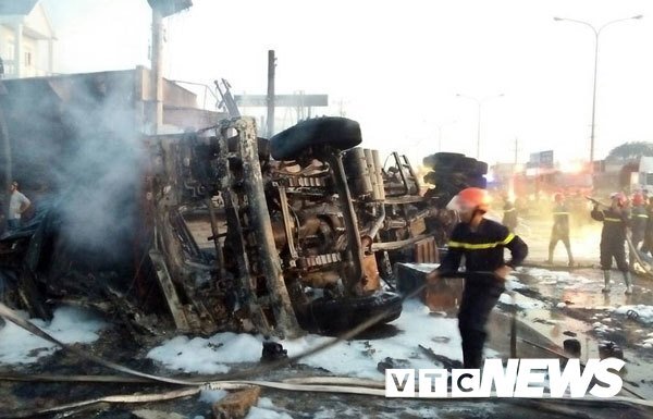 Xe bồn chở xăng chạy tốc độ gần 100km/h khi va chạm xe ba gác gây tai nạn làm 6 người chết