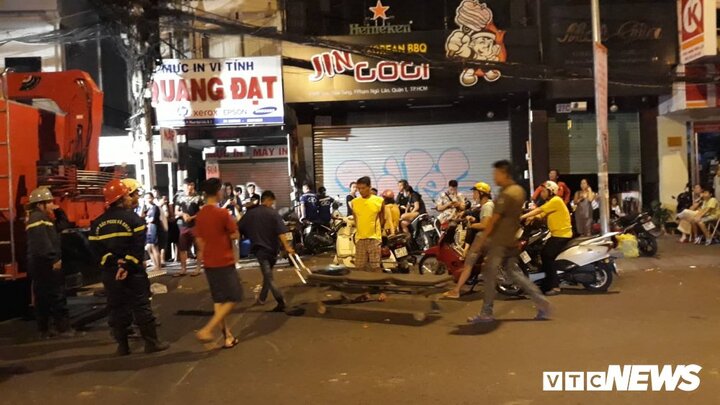 Sập giàn giáo ở trung tâm TP.HCM, 2 người thương vong