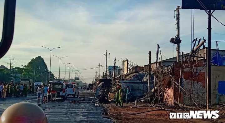 Xe bồn chở xăng lao vào hàng loạt nhà dân bốc cháy ngùn ngụt: Xác định danh tính các nạn nhân