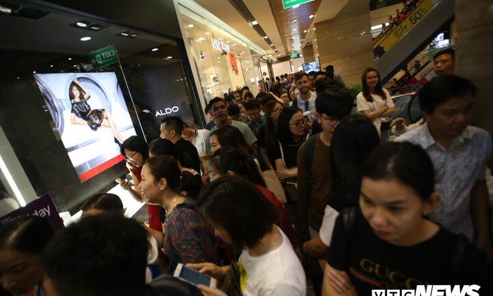 Giảm giá sốc ngày Black Friday, nhiều cửa hàng ở TP.HCM chen cứng người
