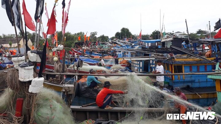 Cần Giờ mưa to gió lớn, hàng nghìn người dân sơ tán đến trường học và đồn biên phòng