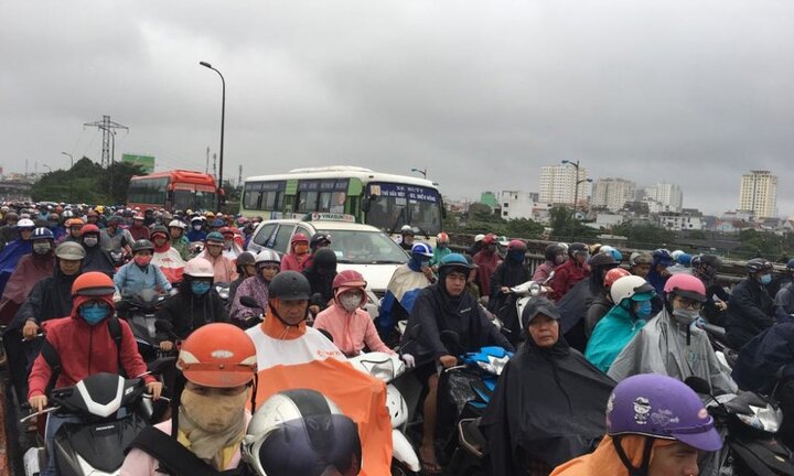Dân TP.HCM vẫn quay cuồng trong biển nước, kẹt xe sau bão