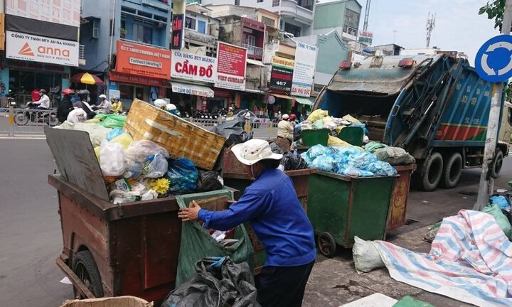 Không phân loại rác bị phạt 20 triệu đồng: Người dân, nhân viên vệ sinh ở TP.HCM nói gì?