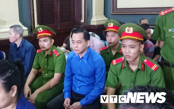 Xét xử đại án Ngân hàng Đông Á: Cách ly Vũ ‘nhôm’ và một nữ bị cáo khỏi phòng xử án