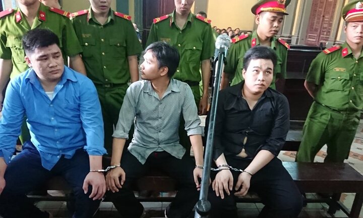 2 tên trộm đâm thương vong 5 hiệp sĩ ở TP.HCM mặt lạnh tanh khai lý lịch tại tòa