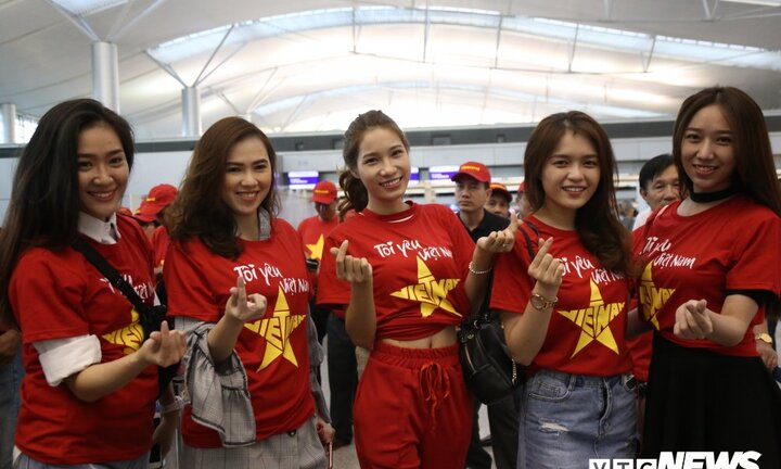 Dàn cổ động viên rực đỏ sang Philippines ‘tiếp lửa’ cho tuyển Việt Nam