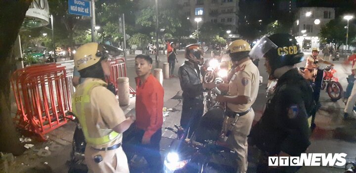 Xử lý nhiều thanh niên 'đi bão' ăn mừng chiến thắng của tuyển Việt Nam