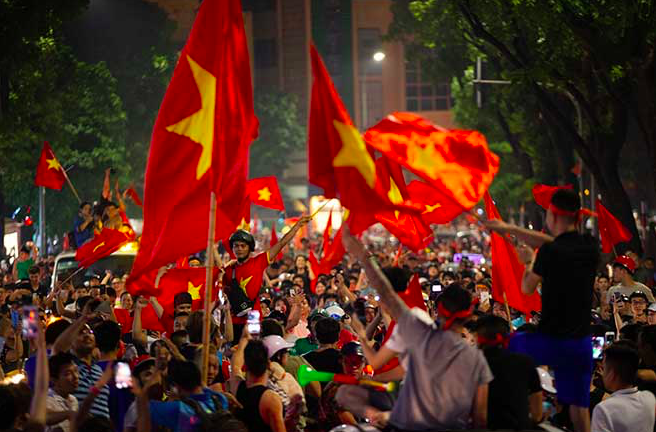 CSGT xử lý nhiều thanh niên quá khích khi 'đi bão' mừng chiến thắng của tuyển Việt Nam