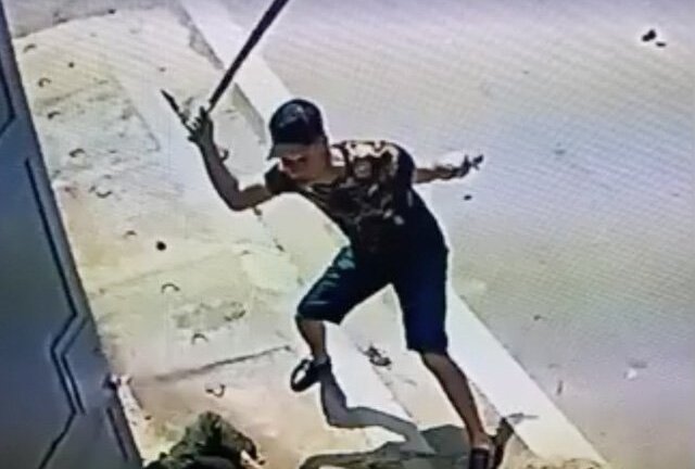 Cho rằng bị chửi, nam thanh niên truy sát cả gia đình hàng xóm