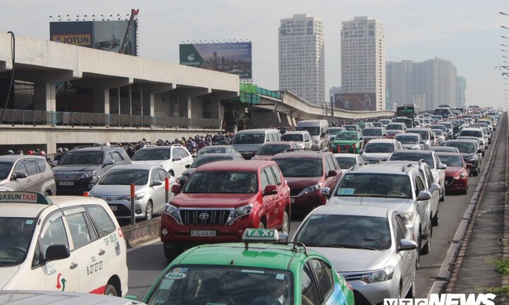 Ùn tắc khủng khiếp, hàng nghìn ô tô chôn chân trên cầu Sài Gòn