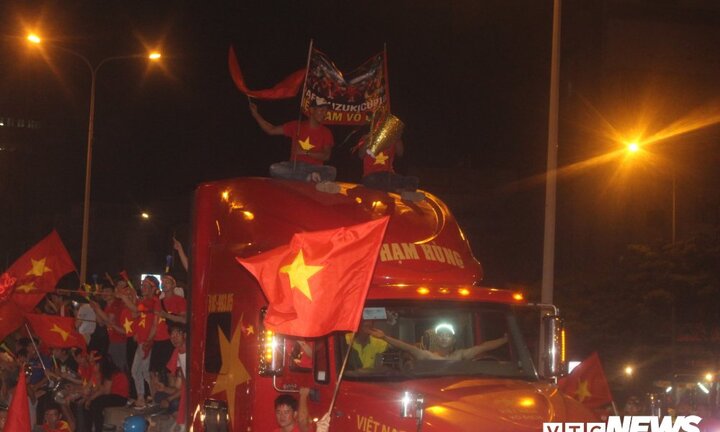 Muôn kiểu ăn mừng độc lạ của người dân TP.HCM