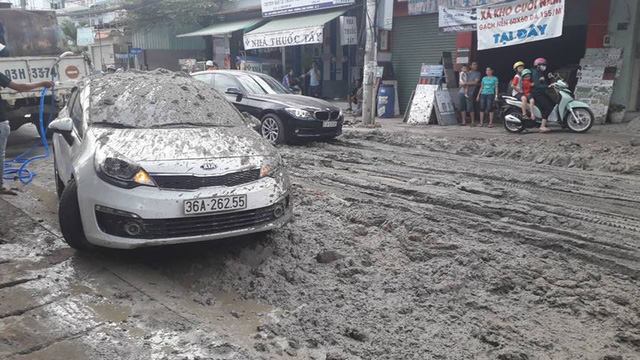 Lao vào bãi sình đất trên đường, hàng loạt xe gặp nạn