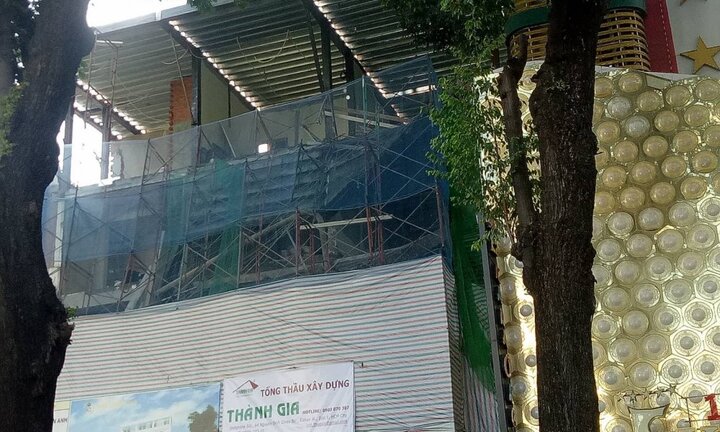 Sập giàn giáo công trình ở trung tâm TP.HCM, 3 người thương vong