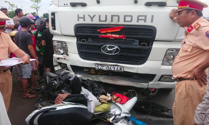 Nhân chứng bàng hoàng kể giây phút container 'nuốt' hàng chục người và xe máy xuống gầm ở Long An