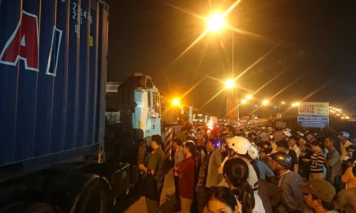 Container đâm hơn 20 người thương vong ở Long An: Cẩu xe container, đưa thi thể nạn nhân mắc kẹt ra ngoài