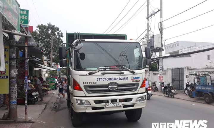 Hai thanh niên chết thảm vì va chạm với xe chở rác ở TP.HCM