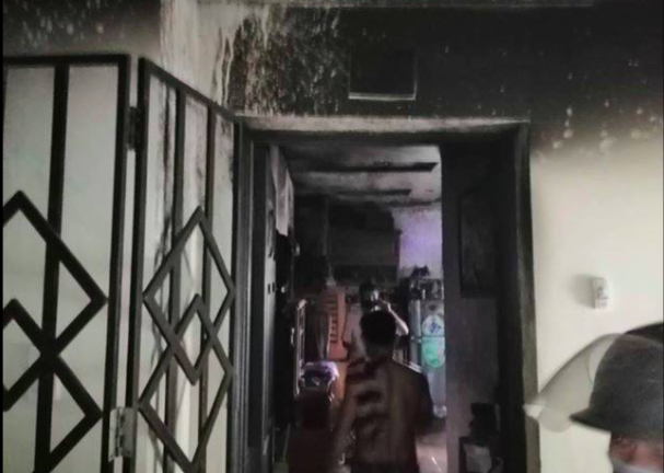 Chung cư ở TP.HCM cháy dữ dội, cư dân hoảng loạn tháo chạy