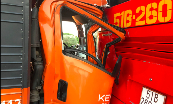 Xe tải bẹp dúm sau cú đâm xe khách chở hàng chục em nhỏ ở Long An