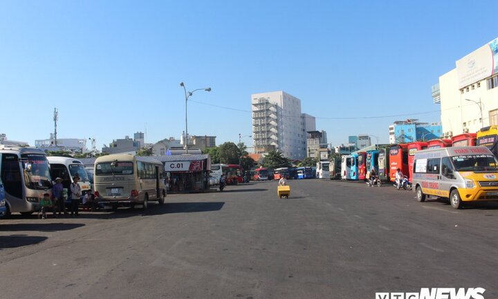 Bến xe ở TP.HCM rải rác hành khách, đường phố vắng hoe sau kỳ nghỉ Tết