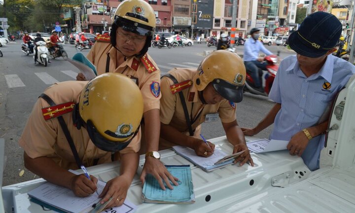 Chạy xe vào khung giờ cấm bị xử phạt, nhiều tài xế gọi điện cho nhau né CSGT