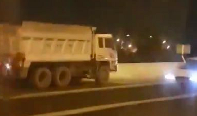 Tước bằng lái tài xế xe ben bật đèn khẩn cấp, lao vun vút ngược chiều trên cao tốc