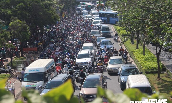 Bốn ô tô tông liên hoàn trên cầu Sài Gòn, giao thông tê liệt