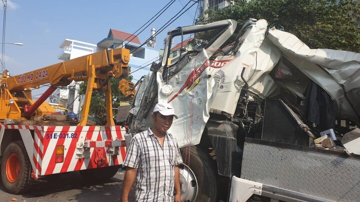 Container tông sập 3 nhà dân ở TP.HCM, nhiều người thoát chết trong gang tấc