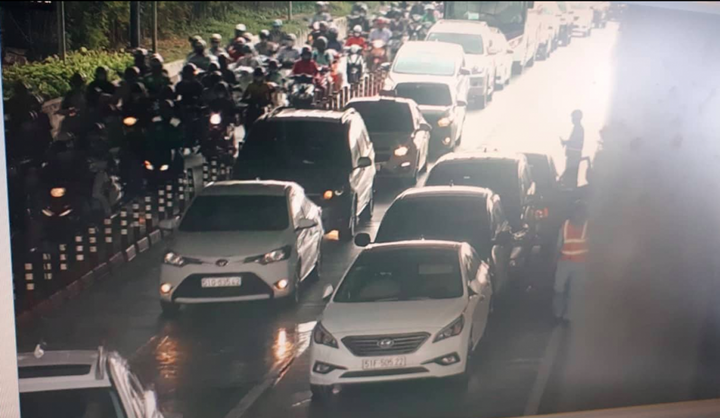 4 ô tô tông liên hoàn, dính chùm trong hầm sông Sài Gòn