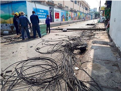 Container kéo đổ 10 cột điện, người dân nháo nhào tháo chạy